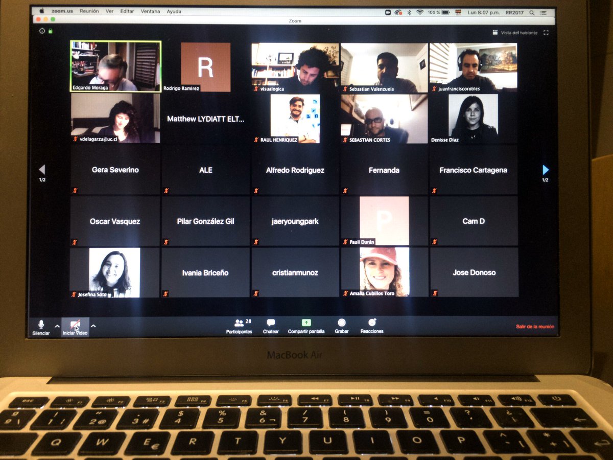 Dialogando sobre el rol del #diseño y la nueva normalidad #COVID19 en el curso ‘Diseño orientado a los Servicios’, del <a href="/madapuc/">MADA UC</a>, gracias Edgardo! @edgardomoraga <a href="/DISENO_UC/">Diseño UC</a>