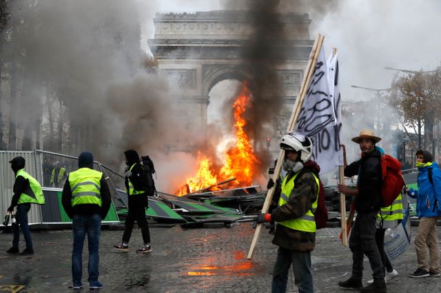 PSGschoool's tweet photo. Bon la #fachosphere expliqué moi la différence entre c deux photos à part que les quartiers n'ont pas besoins d'aller sur les champs pour ce révolté merci d'avance #VilleuneuveLaGarenne #ViolencesPolicieres #quartierdefrance https://t.co/iaGu5Os6RA