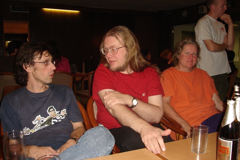 ArturAnjos's tweet image. Praga. 2005. Uma das primeiras conferências de @firebirdsql. De quando em quando bate a saudade destes brainstorm pela noite dentro. Ann Harrison na foto, a &quot;mãe do Interbase&quot;, com a sua paciência infindável para aturar os putos. :-) #opensource #firebirdsql
