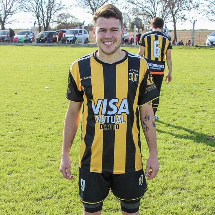 SoloLEFoficial's tweet photo. En la continuidad de nuestro programa seguimos hablando con los protagonistas, en esta oportunidad lo hicimos con Enzo Theler, jugador de Atlético Pilar. #AtleticoPilar #EnzoTheler #ligaesperancina #sololef https://t.co/PZWLA1CGAk https://t.co/iyeU0QkpV9