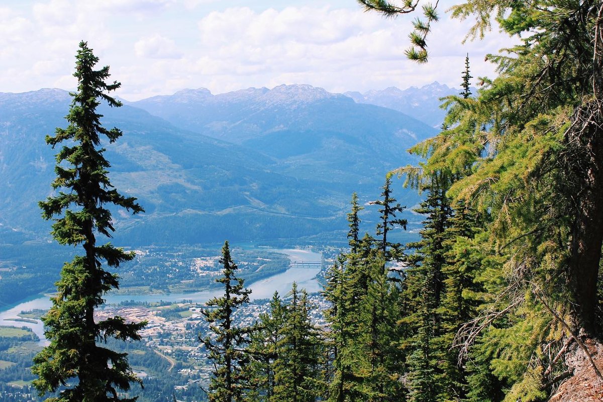 We can almost feel the warm air through the photo!⁠
⁠
📸 @photobybeck⁠
#TheRealStoke #Revelstoke #ExploreBCLater