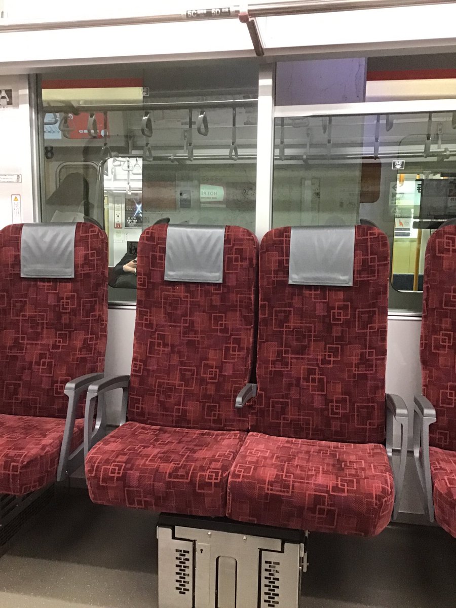 Naobu 日比谷線 Tobu車両 座席が分かれてるので ちょっと安心 でも恵比寿で人身事故