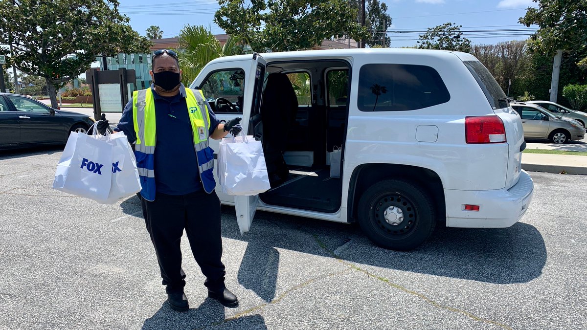 MayorOfLA's tweet image. Announcing a one-month partnership with @FoxPR to provide free meals weekdays to 2K Angelenos with disabilities. 

Thank you to @FoxPR, @LACDOD, @CaliforniaDOR, @AccessServiceLA and our partners for helping us reach vulnerable communities.
