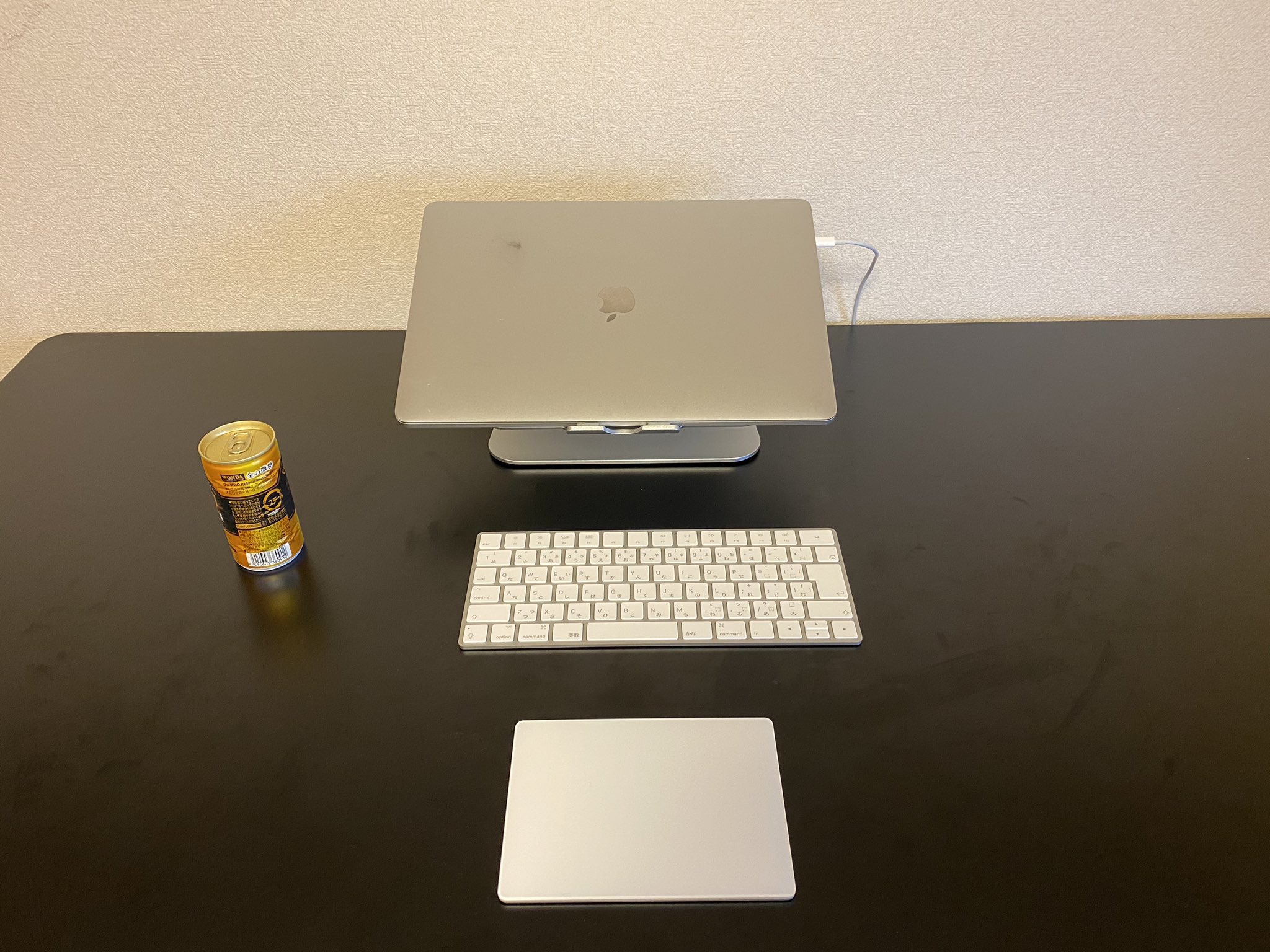 クニトミ 副業 ブログ デスク上には 物を置かないようにしています コーヒーはすいません スマホ通知オフ デスク周りの整理 パソコンのファイル整理 パソコンのデスクトップ整理 など 雑念を排除し 整理整頓によって無駄な意思決定が減ると