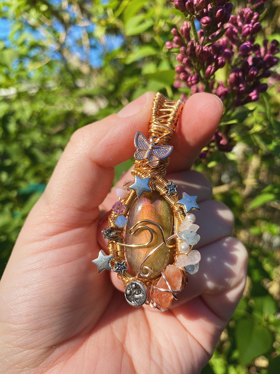 🌟✨ 6k giveaway! ✨🌟 

to thank you all for the support i’m giving away this Labradorite&amp;sunstone pendent! 

how to enter: RT &amp; follow me! 
tag up to 3 friends for extra entries✨ 

ends on May 1st! 🧚🏻‍♀️✨🌙⭐️