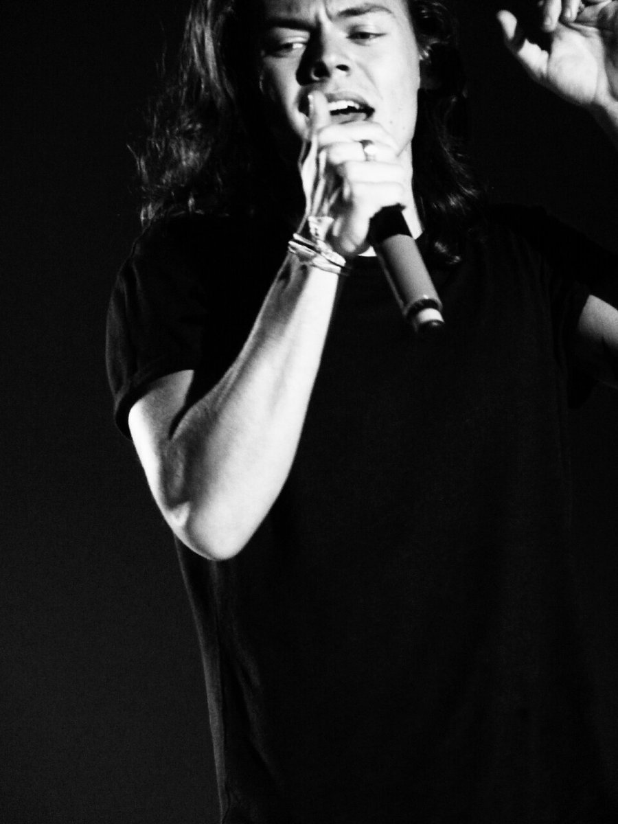 It& #39;s amazing how Harry& #39;s power hit me so much harder when he wore something as simple as jeans and a shirt ON STAGE. The suits have never done anything for me but be distracting. I& #39;ll always be THIS Rockstar look Stan! He was powerful in every way!For ME