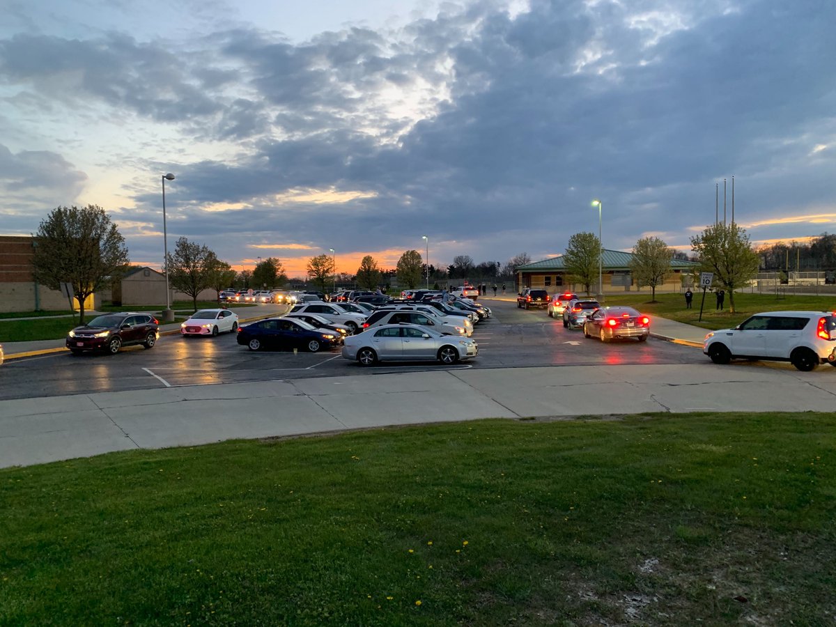 Schools from all over Ohio are lighting up their stadiums tonight to #BeTheLight as they honor the class of 2020! 

#LightUpTheNight | <a href="/OHSAASports/">OHSAA Sports</a>