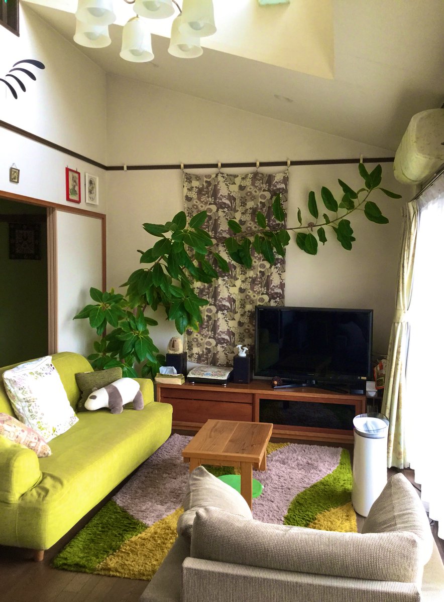 雑貨奥様 昭和54年 ミニレディー百科 すてきなお部屋 より リビングコーナーの紹介 実家は 大きなステレオやカラオケの8トラの存在感が大きかったかも ちなみに今の自宅のリビングが3枚目写真です 緑色と本物の巨大化した緑 観葉植物 がメイン