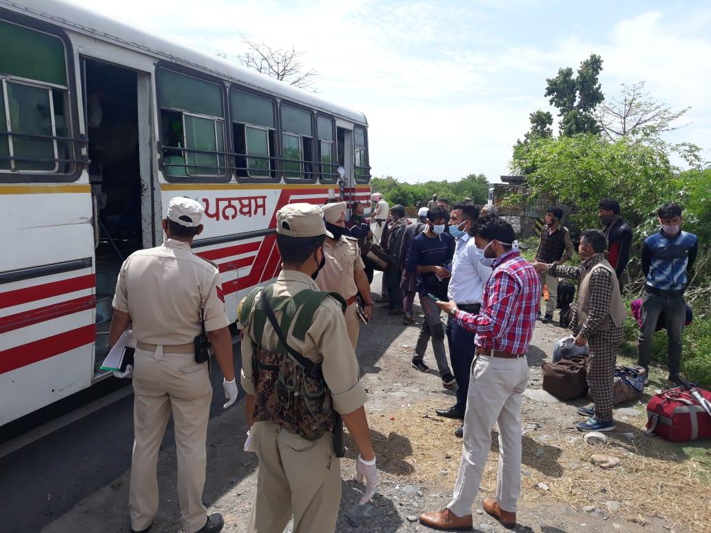 DPathankot's tweet photo. ----ਹੋਰਨਾਂ ਸੂਬਿਆਂ ਤੋਂ ਜੰਮੂ ਕਸਮੀਰ ਜਾਣ ਵਾਲੇ ਪ੍ਰਵਾਸੀ ਮਜਦੂਰਾਂ ਨੂੰ ਕੋਰਿਨਟਾਈਨ ਕਰਨ ਤੋਂ ਬਾਅਦ ਜੰਮੂ ਕਸਮੀਰ ਲਈ ਕੀਤਾ ਰਵਾਨਾ
---- ਪ੍ਰਸਾਸਨ ਪਠਾਨਕੋਟ ਵੱਲੋਂ ਅੱਜ ਕਰੀਬ 18 ਬੱਸਾਂ ਪ੍ਰਵਾਸੀ ਮਜਦੂਰਾਂ ਦੀਆਂ ਜੰਮੂ ਕਸਮੀਰ ਲਈ ਕੀਤੀਆਂ ਰਵਾਨਾ
----ਪਠਾਨਕੋਟ ਦੇ ਵਿੱਚ ਕਰੀਬ 1221 ਪ੍ਰਵਾਸੀ ਮਜਦੂਰਾਂ ਨੂੰ ਏਕਾਂਤਵਾਸ ਵਿੱਚ ਰੱਖਿਆ ਗਿਆ ਸੀ https://t.co/qLyiJXC2Pm