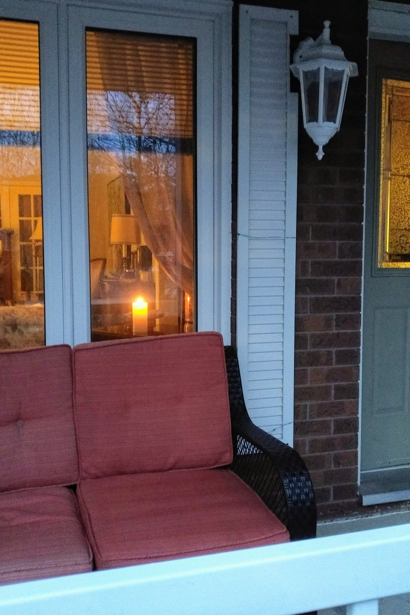 susanatgrace's tweet photo. Remembering those who are grieving in Nova Scotia tonight. #light4NovaScotia https://t.co/CQl1AMo4bi