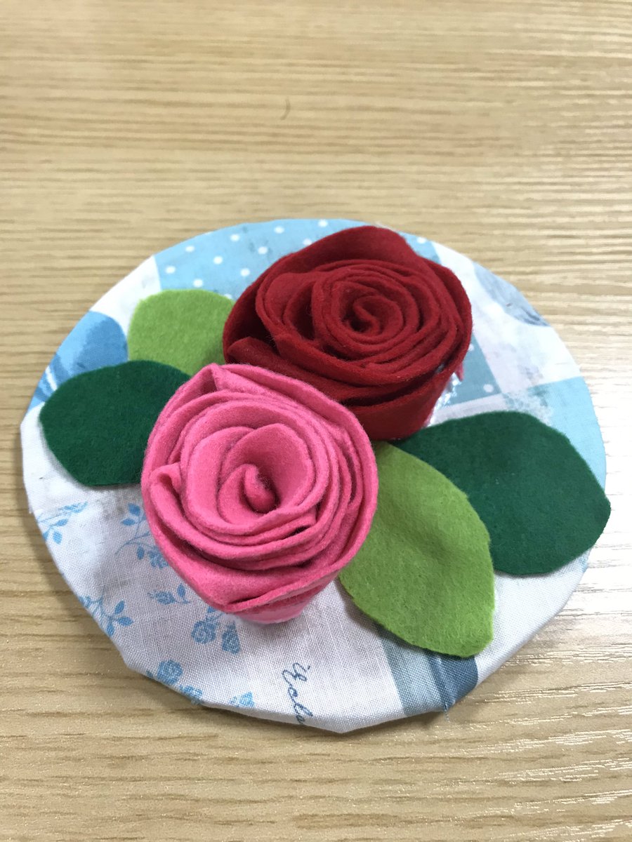高瀬きり フェルトでバラの花を作りました バラをクルクル巻いて織り込むのが 意外と難しかったです フェルト バラ 薔薇 車椅子 脊髄損傷 手芸 高瀬きり 福祉 コロナ 自粛 高瀬きり フェルトでバラの花を作りました バラをクルクル巻いて織り込むのが 意外と難しかったです フェルト バラ 薔薇 車椅子 脊髄損傷 手芸 高瀬きり 福祉 コロナ 自粛