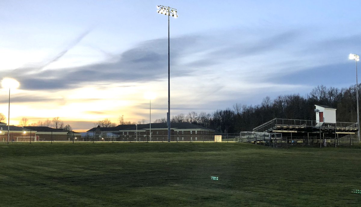 rriderathletics's tweet photo. What a special night as we lit up our stadiums to tip our hat to the outstanding senior class at Roosevelt High School. Thank you to all that drove by, flashed your lights or blew your horn in support. Class of 2020, we appreciate you! ❤️@KentSchools @OHSAASports #ohsaa https://t.co/ZFmovElaaG