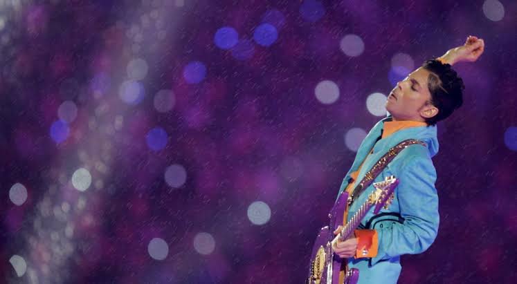 datsu_kouchiku's tweet photo. Prince
Purple Rain
https://t.co/fOUf97zcld

スーパーボウルハーフタイムショー、過去40年一度も雨が降ってなかったのにプリンスが演奏した日だけ土砂降りの雨になったって話、最高に好き😌 https://t.co/baAGpHPBky