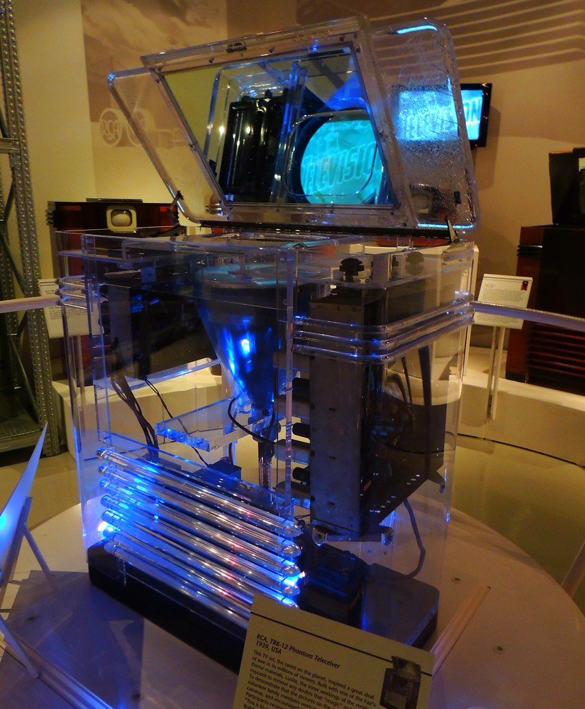 I'm glad they called attention to my favorite part of the 1939 #WorldsFair: the #RCA pavilion, where many caught their first glimpse of all-electronic television.

FYI, the Lucite TRK-12 in this segment is on display today in Toronto's <a href="/MZTVMuseum/">MZTVMuseum</a>.

#CosmosPossibleWorlds #histSTM