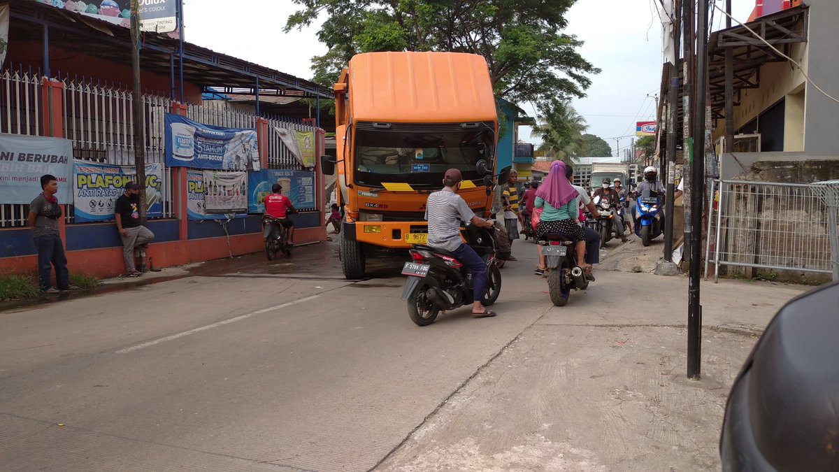 muksin2250's tweet photo. Truk besar #mogok di Jalan Ciangsana, dekat pintu utama Perumahan AL #Ciangsana @lewatmana @RadioElshinta  @infoJATIASIH https://t.co/PXZbOtPRGY