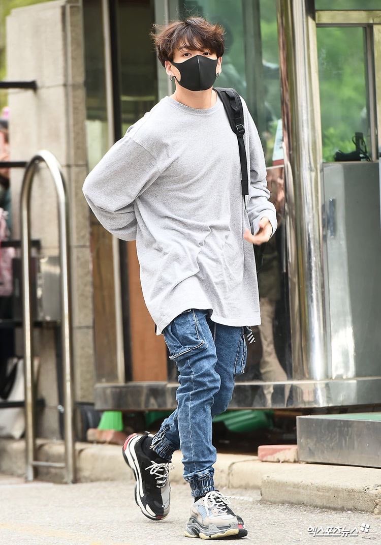 jungkook& #39;s iconic outfits; a very necessary thread.