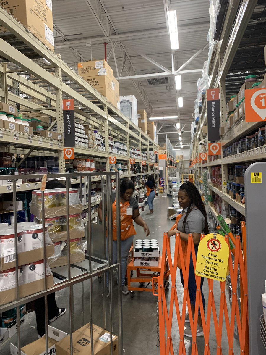 Who says cashier can’t work paint? Teamwork!! @0389Home