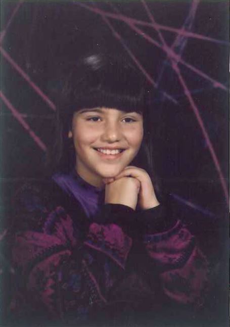 ambeezy10's tweet photo. Throwback Monday to elementary school when my mom would cut my bangs way before quarantine haircuts were cool. #ThatBackgroundTho https://t.co/98Ak1ZixH0