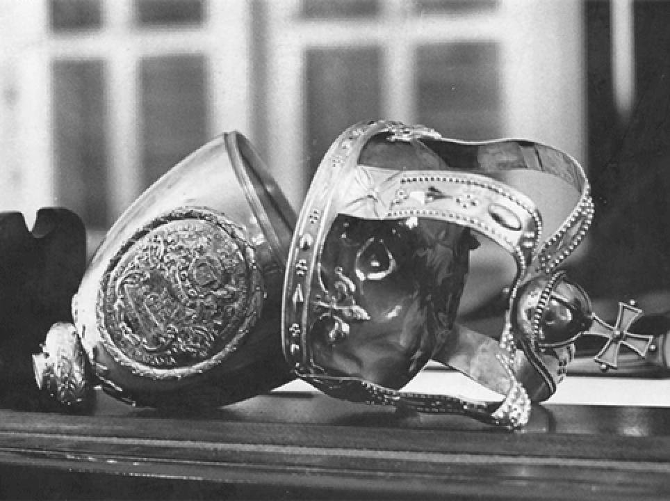 After Pindling& #39;s speech, with multiple extensions I might add, he shouted "...the authority on this island belongs to the people." Then Pindling pitched the mace out the window, once this happened Milo threw the hourglass to follow it.
