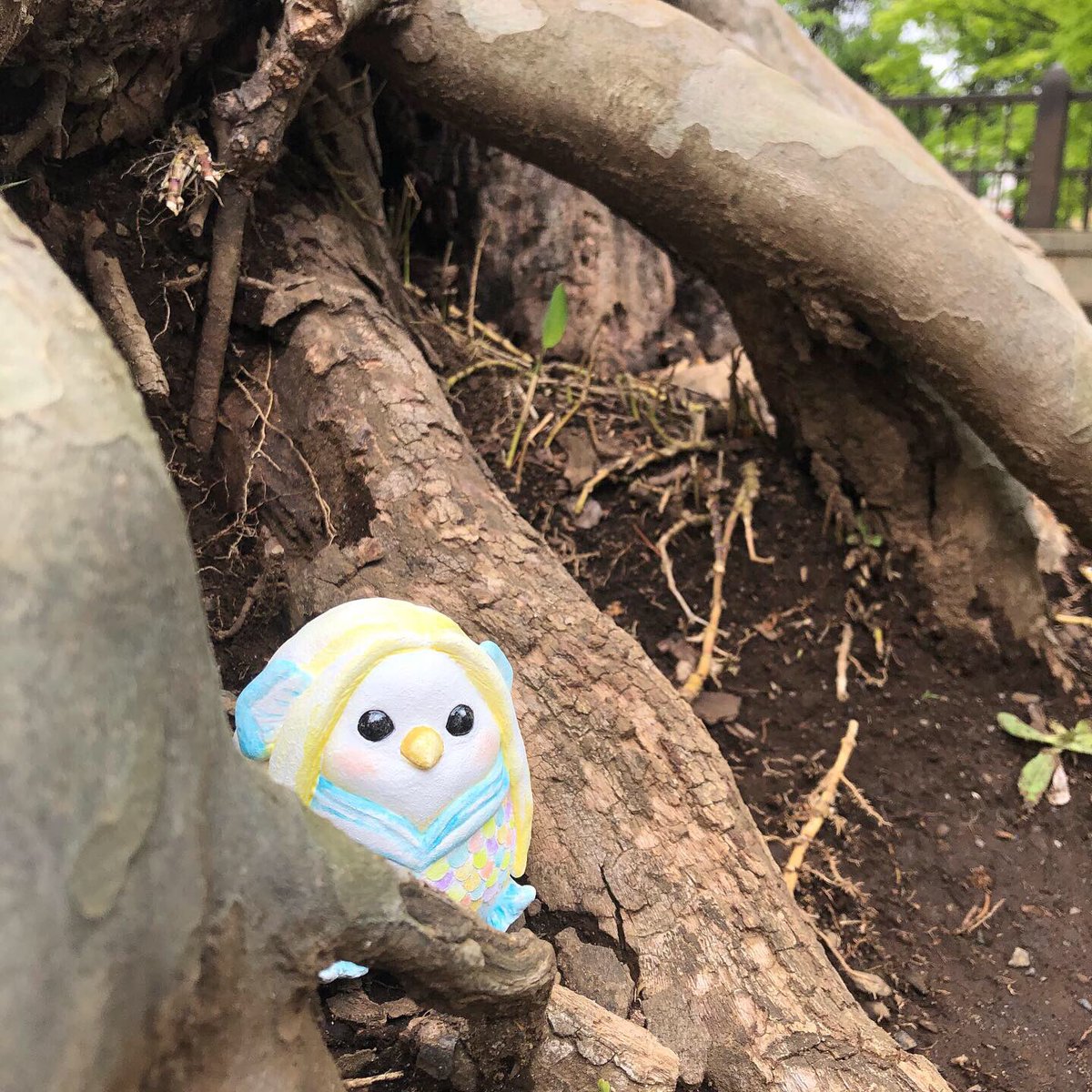 kyanecoxx's tweet image. 疫病退散！公式をガン無視した乙女でメタボなおすわりアマビエを作りました。

アマビエの正解がわからないけどこっそり自然の中にいるのかな。
シールかなにかにして、委託店舗の通販のおまけにつけさせていただこうと思います。

#アマビエ #アマビエチャレンジ