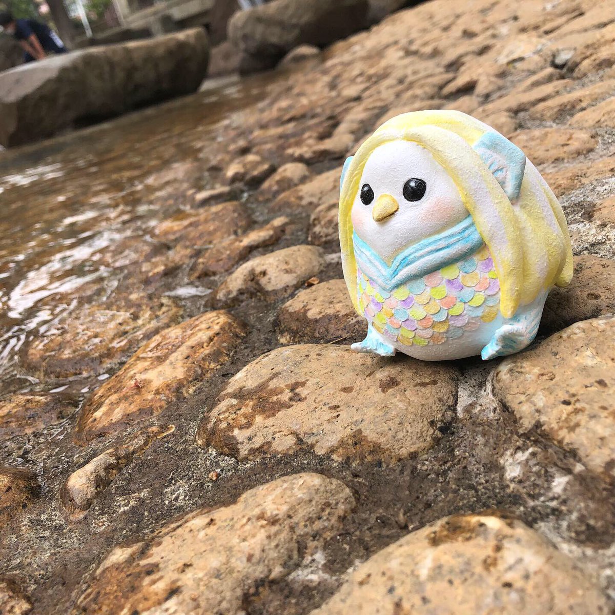 kyanecoxx's tweet image. 疫病退散！公式をガン無視した乙女でメタボなおすわりアマビエを作りました。

アマビエの正解がわからないけどこっそり自然の中にいるのかな。
シールかなにかにして、委託店舗の通販のおまけにつけさせていただこうと思います。

#アマビエ #アマビエチャレンジ