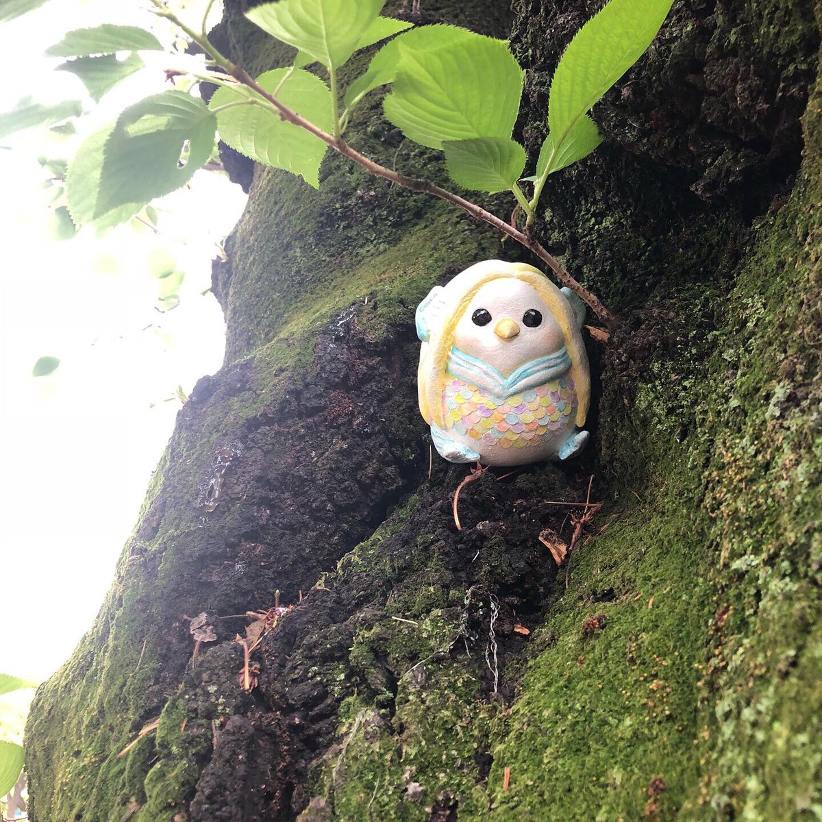 kyanecoxx's tweet image. 疫病退散！公式をガン無視した乙女でメタボなおすわりアマビエを作りました。

アマビエの正解がわからないけどこっそり自然の中にいるのかな。
シールかなにかにして、委託店舗の通販のおまけにつけさせていただこうと思います。

#アマビエ #アマビエチャレンジ