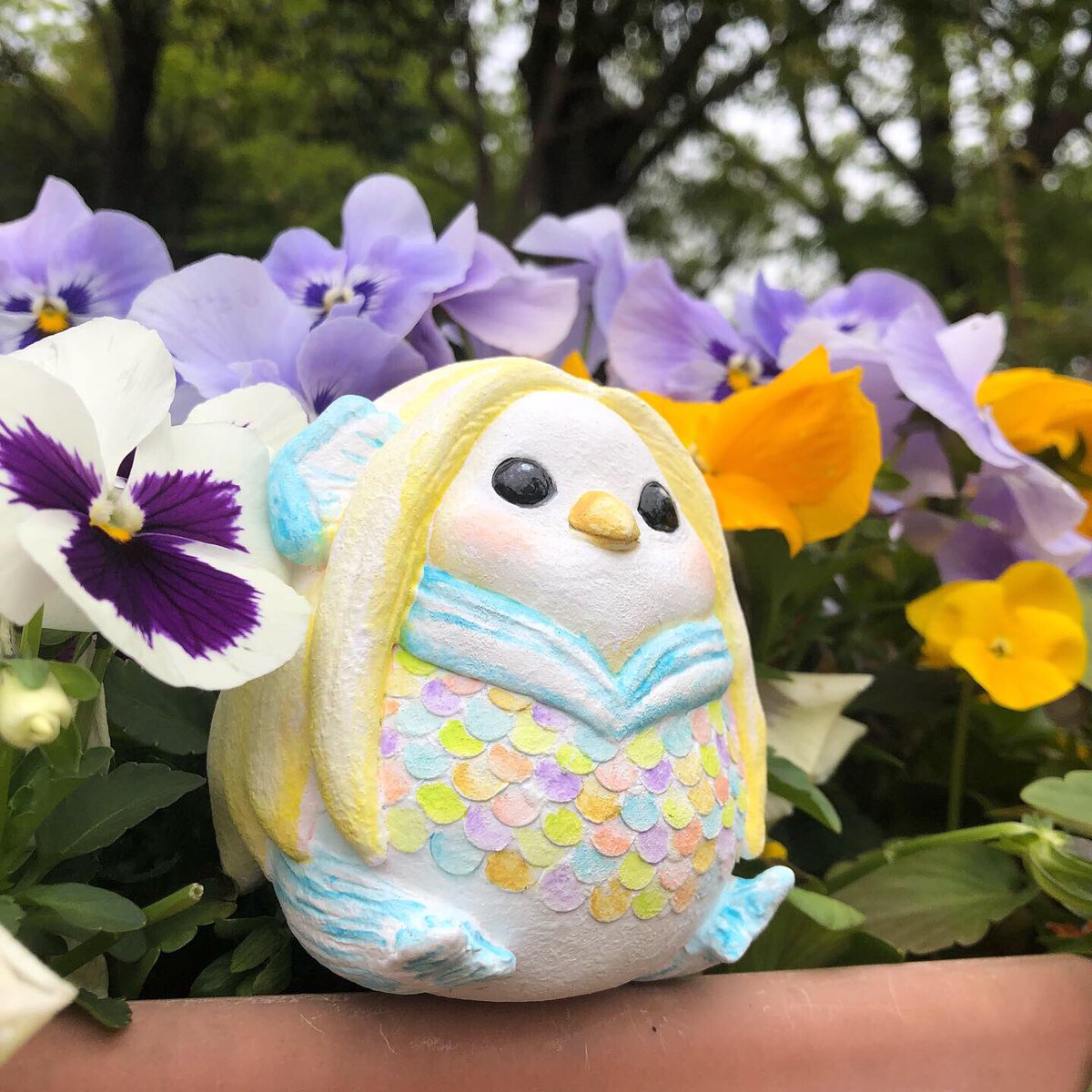 kyanecoxx's tweet image. 疫病退散！公式をガン無視した乙女でメタボなおすわりアマビエを作りました。

アマビエの正解がわからないけどこっそり自然の中にいるのかな。
シールかなにかにして、委託店舗の通販のおまけにつけさせていただこうと思います。

#アマビエ #アマビエチャレンジ