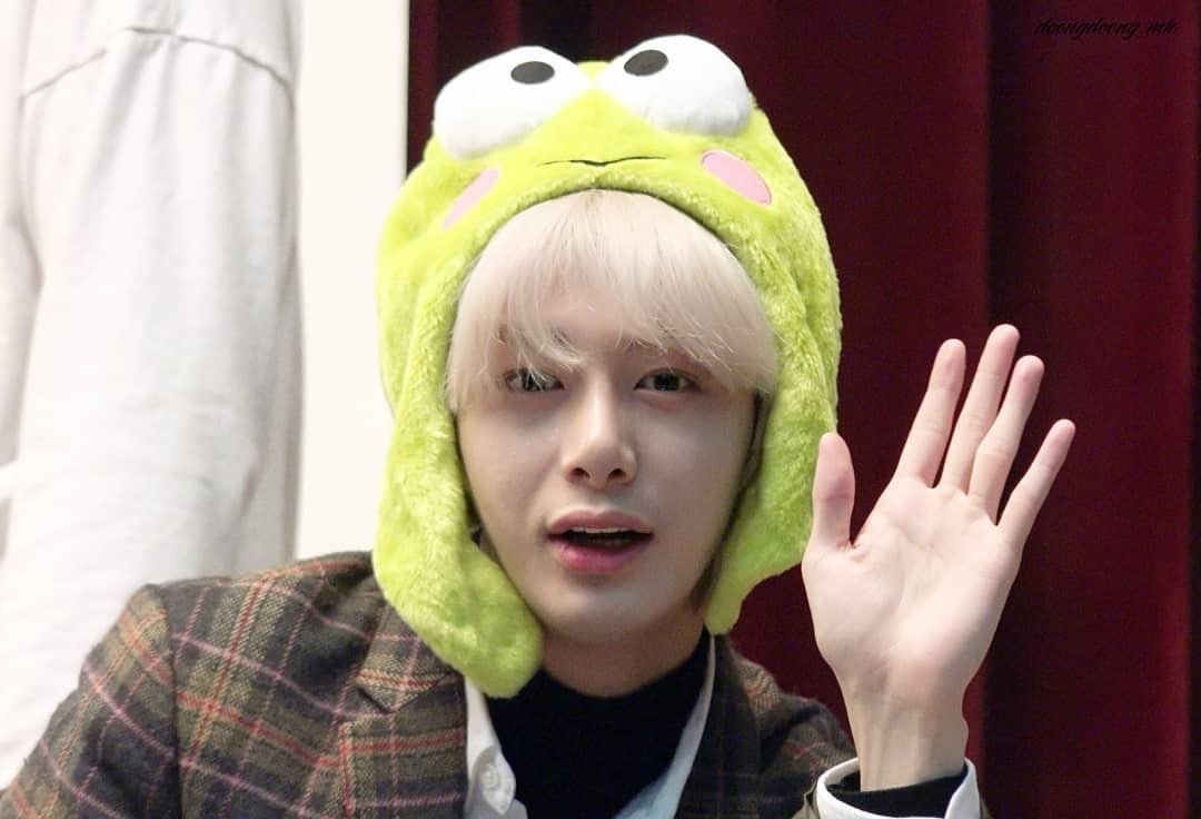  hyungwon as turtle/frog; a small cute thread 