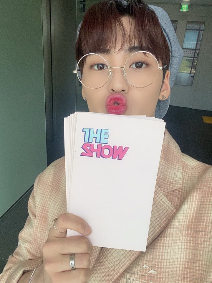 official_bofyou's tweet photo. [📺] 비오브유 -???

뵤뷰들 오늘 무슨 무대인지 궁금하시죠⁉️
궁금 하다면 본방사수 ❣️

참고로 유빈이에 명MC 지켜봐주세요😍

#비오브유_B_O_Y #김국헌 #KOOKHEON #송유빈 #YUVIN #더쇼 #THESHOW https://t.co/IxHBWBIetS