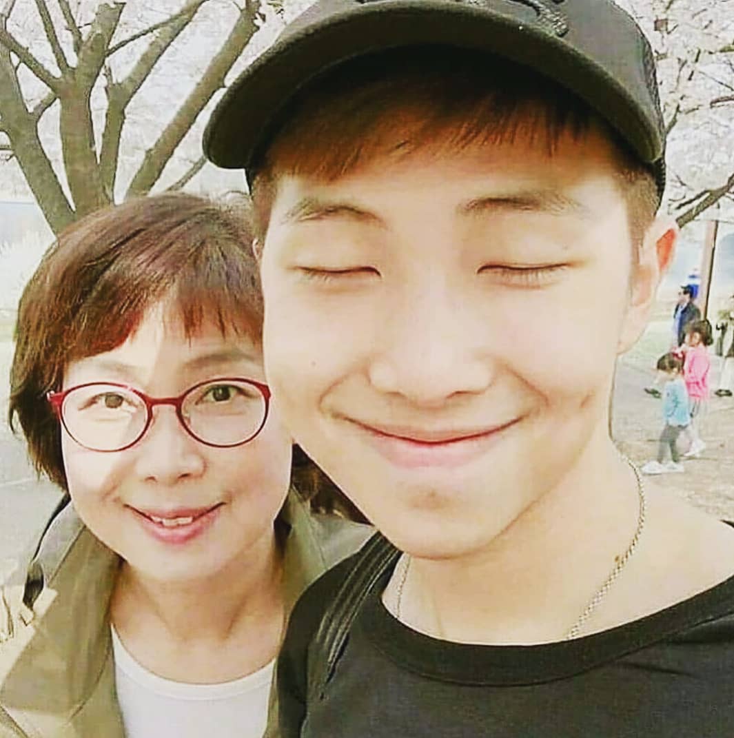 Bluimang's tweet photo. Thanks to their mothers for giving us our boys 💜🥺🥰 #BTS #BTSARMY #YOONGI #NAMJOON #SEOKJIN #JIMIN #btsparents https://t.co/vwDEYAvdO8