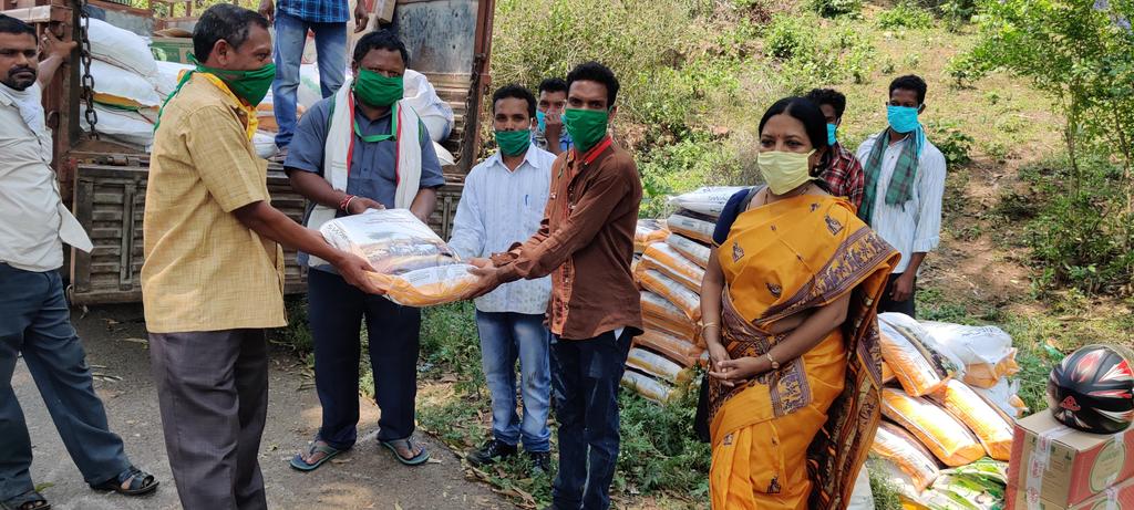 CHAITANYASHRAV2's tweet photo. Conducting continuous awareness on COVID-19 in INADA, VANTLAMAMIDI, VANUGUPALLI, MINUMULURU AND KOTTAPADERU PANCHAYATHS. Distributed food grains 15kg rice and dal, oil, salt, soaps and masks to 575 families. Distribution will continue tomorrow also. https://t.co/NfYM8qTqcp