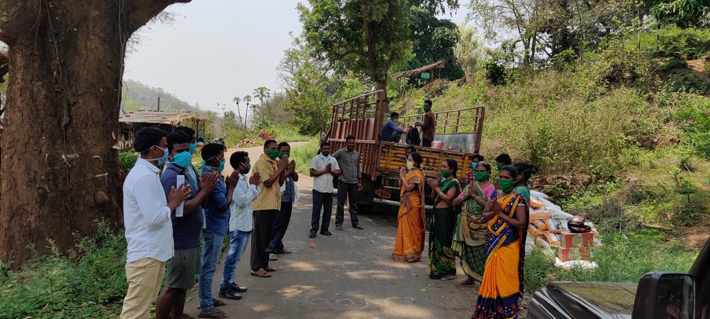 CHAITANYASHRAV2's tweet photo. Conducting continuous awareness on COVID-19 in INADA, VANTLAMAMIDI, VANUGUPALLI, MINUMULURU AND KOTTAPADERU PANCHAYATHS. Distributed food grains 15kg rice and dal, oil, salt, soaps and masks to 575 families. Distribution will continue tomorrow also. https://t.co/NfYM8qTqcp