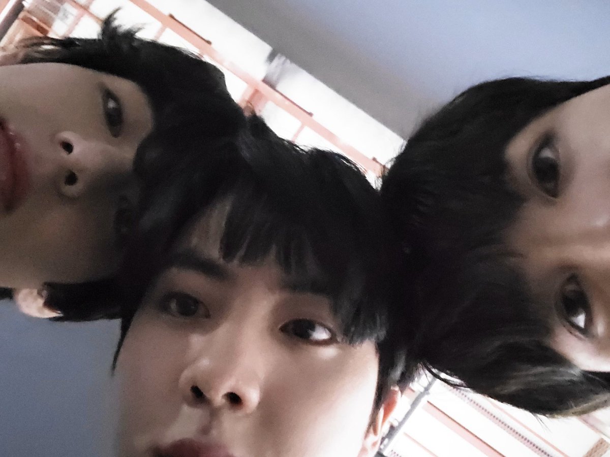 choi_bts2's tweet photo. V on Weverse 

🤡🤡🤡

@BTS_twt https://t.co/aYOASf0MmA