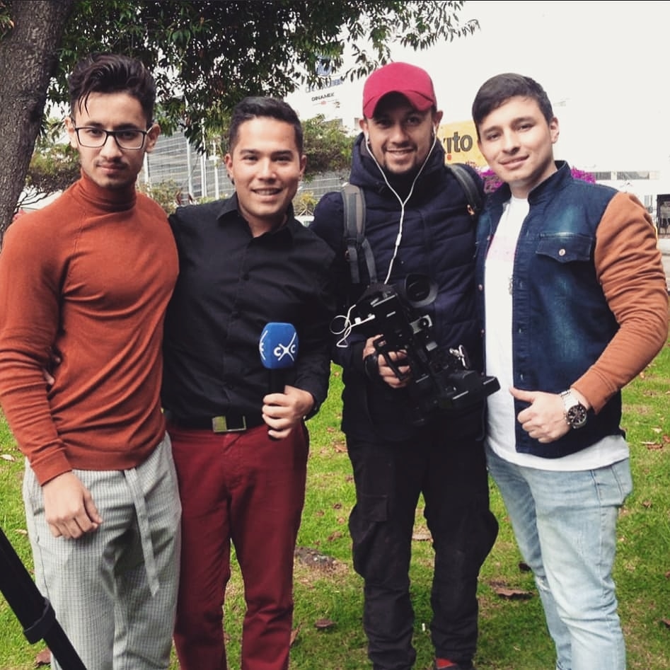 Cada persona nos deja una enseñanza con sus experiencias de vida. "La buena energía debe estar siempre en cada persona en cada momento" @victorydanyroez 💪, gracias a @canalcapital por esta gran nota a los Artistas #Roez 📽️🎶 #music #live #love #amor #comunidadroez #movimient