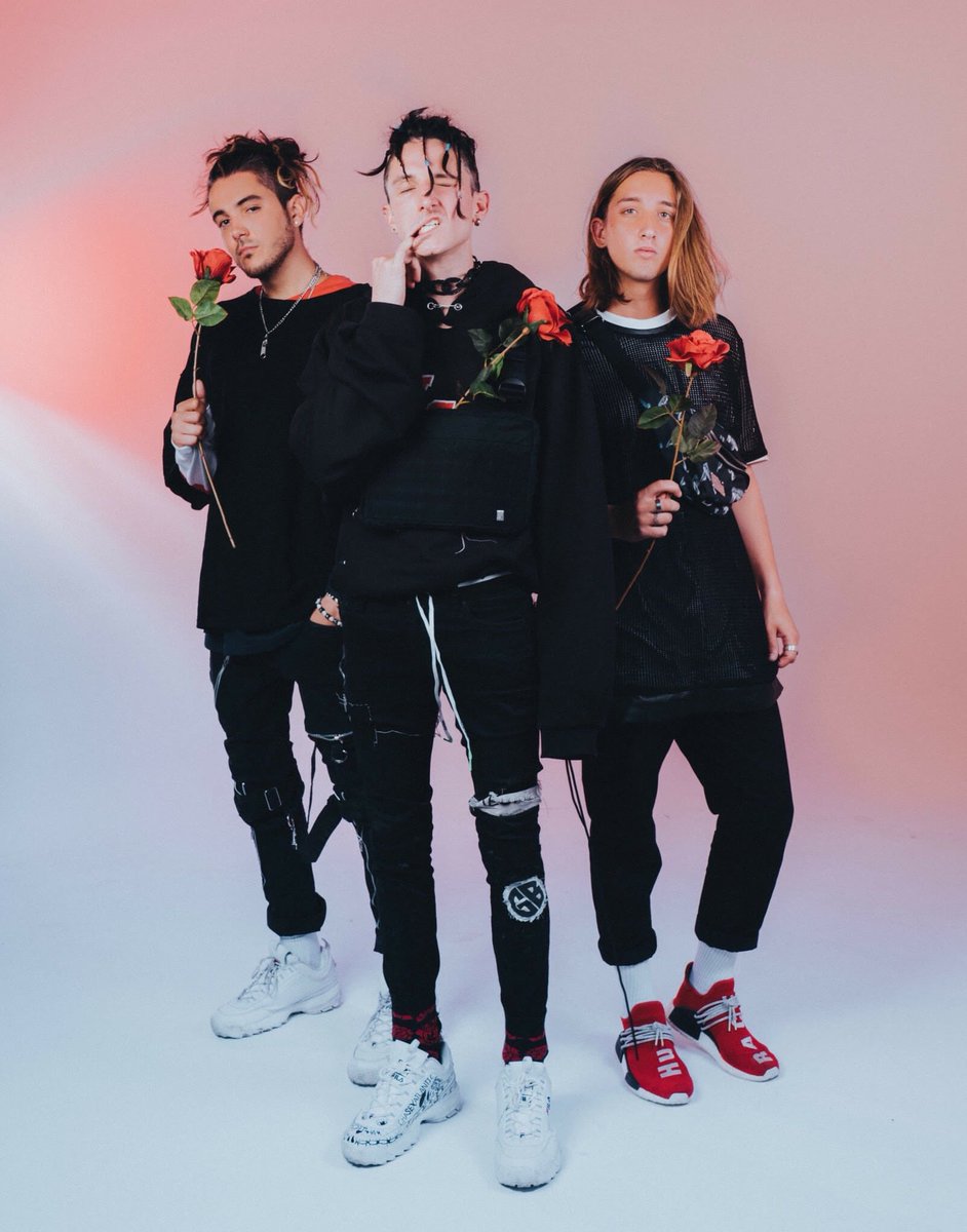 - Chase Atlantic!2mil monthly listeners!the trio mixes trap and contemporary hip-hop to make the amazing music they make! their music is like 12am messing around with your friends aesthetic2 albums: Chase Atlantic & PHASESmy favorite song: GREENGREENGREEN and LIKE A ROCKSTAR