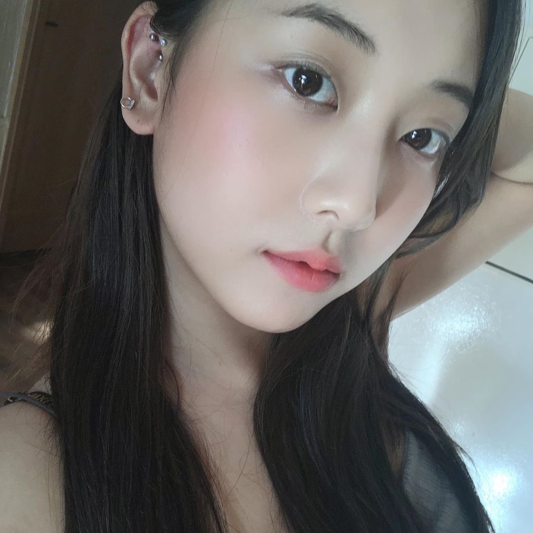 SeungyeonBR's tweet photo. 📰#NAVER 
20.04.2020

"#CLC Seungyeon, Visual elegante... Olhos lindos"

Artigo sobre o último post da #Seungyeon no Instagram @/seung_monkey.

O artigo fala sobre a beleza dela e lindos olhos. E como a pose mostra o rosto fino dela
@CUBECLC #CLCcomeback 
https://t.co/XuMpognwCN https://t.co/YGNNtAyj1J
