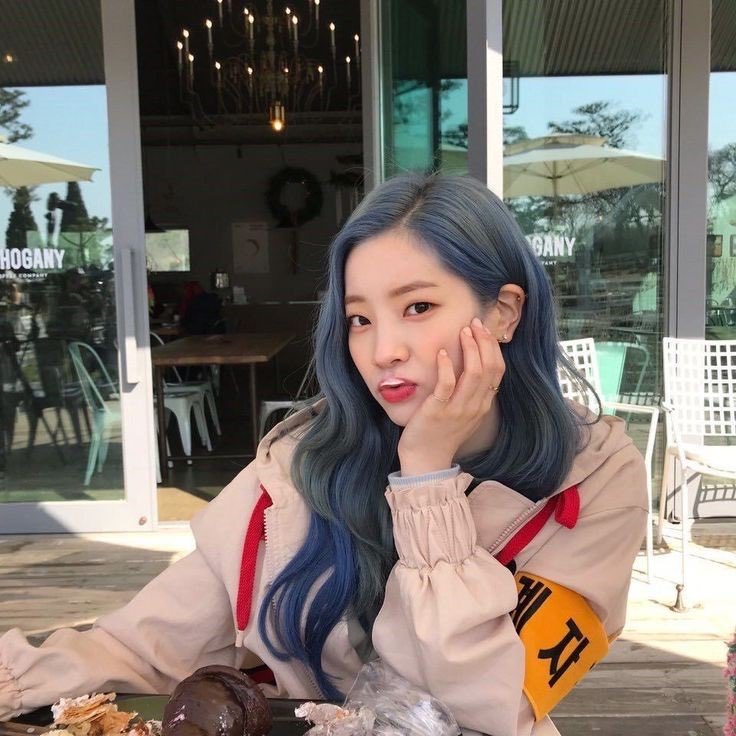 chocopiedahyun's tweet photo. DAHYUN’S ICONIC BLUE HAIR IS BACK https://t.co/LqD2R4TYj0