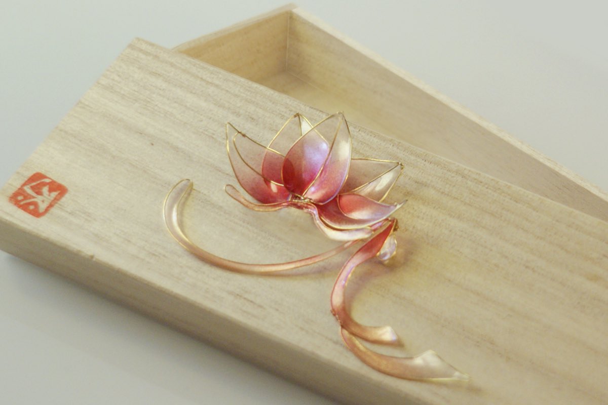cabinet_lili's tweet photo. 次の新作はフェイスチップ。第一弾は「Oriental / fish」赤。
裏面に糊代があります、まつげのりやテープ等で使用可能。
お手持ちのカラコン・ウイッグ・メイク用品と併せてお楽しみください。

【今週末から販売予定】お値段は1シートあたりドラッグストアで買えるちょっと良い付け睫、��らいの予定。 https://t.co/7DwN0tk95H