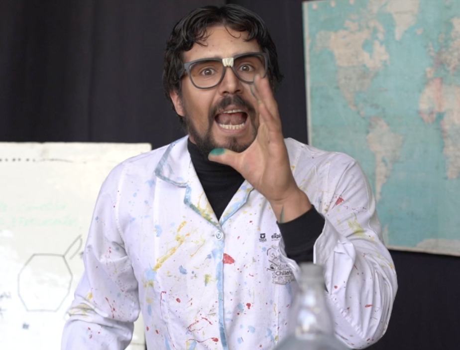 #CulturaEnTuCasa El profesor Igor Soboleva y su alumno Efraín Teligente, de la Cía. Zirconium, nos sorprenderán con su particular clase en “Los Científicos Sobre Ruedas”¡Disfruta de esta presentación por nuestro canal de Youtube EXT UCM! Este martes 21 a las 17 h <a href="/ucatolicamaule/">U.Católica del Maule</a>