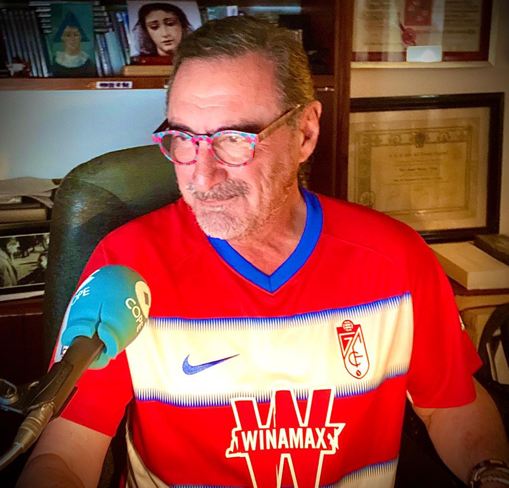 Buenos días a todos, comienza Herrera en COPE con Carlos Herrera. Hoy, con camiseta y homenaje al Granada Club de Fútbol para acompañaros hasta el mediodía con toda la información, el análisis y el mejor entretenimiento 🎙👉 ww.cope.es/tquk84801