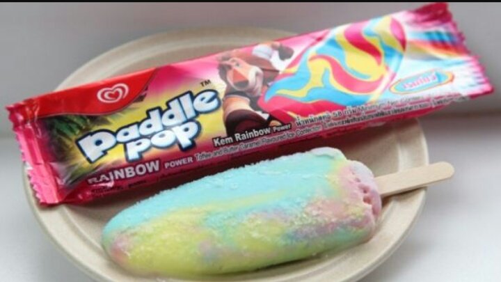 ajisfahreja's tweet photo. Tidak suka vienetta tidak lantas membuatmu lebih keren, sahabat. Tapi kalo kamu tidak suka paddle pop pelangi, kita gosa temenan. Apalagi rasa kayu di stik es krimnya. So natural and refreshing https://t.co/dSxqYUOEWa