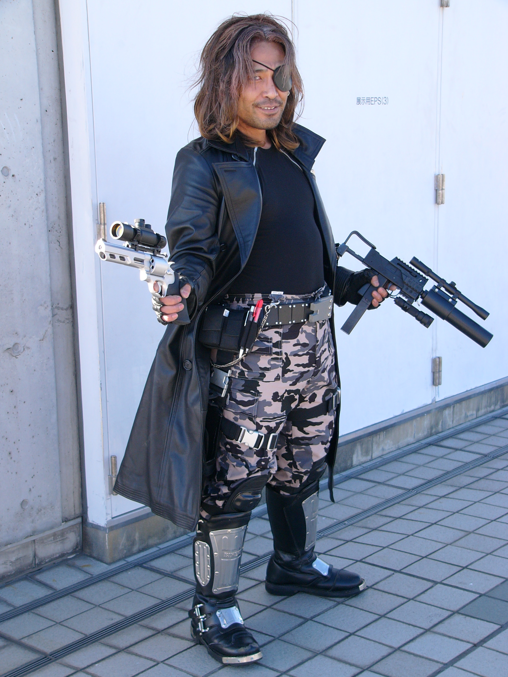 猫のテブクロ 何でもあり 昔コスプレをやっていた時の写真 スネーク プリスキンのなりそこない ちなみに銃は発射することもなかった小道具 スコープ付きのイングラムとスコープ付きのm629を手に これもう手に入らないのに 売っちゃいました ついでに