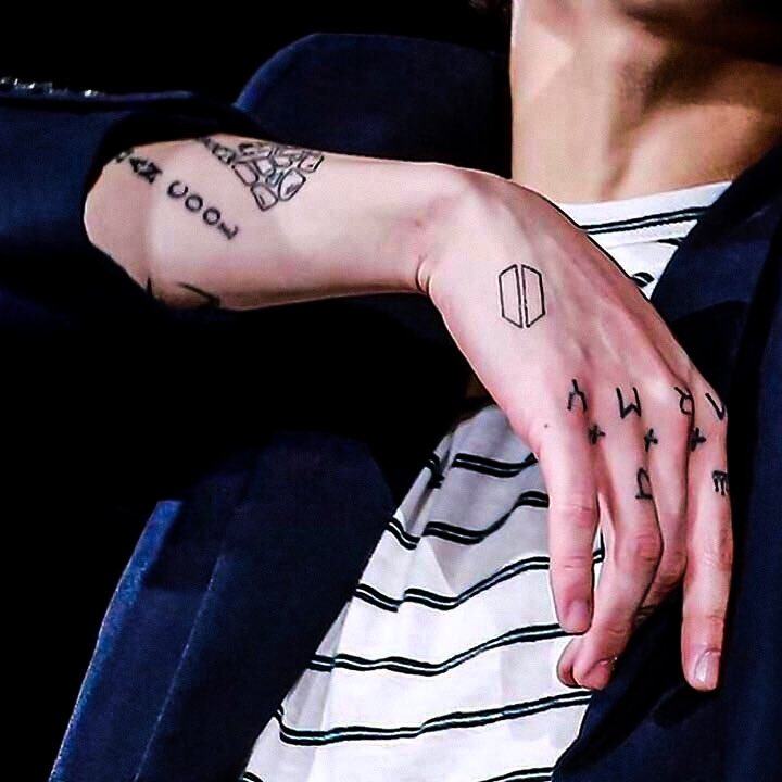 kookdice's tweet photo. jungkook details,, https://t.co/2rxZMRQbAL