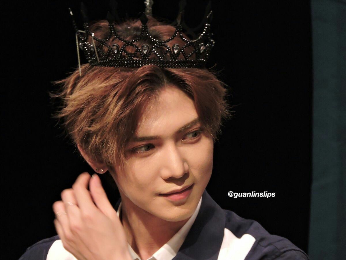 👑