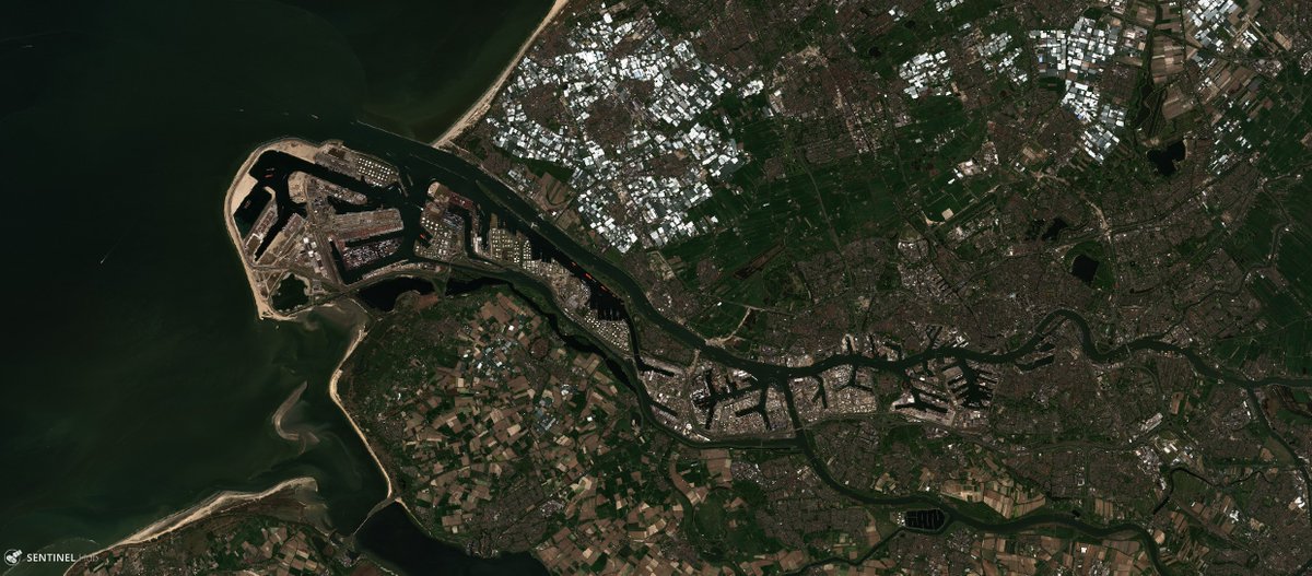 EdAldus's tweet image. Moet je eens kijken hoe kraakhelder het is in het Rijnmondgebied. Deze satellietfoto komt van de Sentinel Hub en daarop is onze regio wel heel goed te zien. Ook het kassengebied in het Westland valt goed op. #Rotterdam @HavenRotterdam  Source: @sentinel_hub