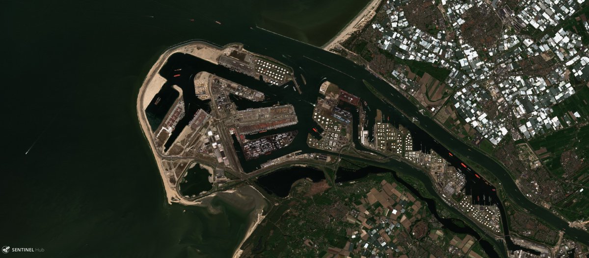 EdAldus's tweet image. Moet je eens kijken hoe kraakhelder het is in het Rijnmondgebied. Deze satellietfoto komt van de Sentinel Hub en daarop is onze regio wel heel goed te zien. Ook het kassengebied in het Westland valt goed op. #Rotterdam @HavenRotterdam  Source: @sentinel_hub