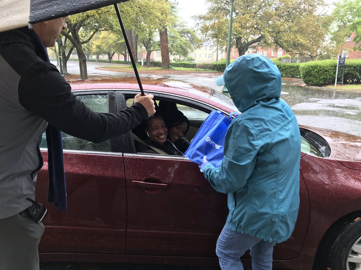 NPSchools_VA's tweet image. Monday’s rain didn’t keep @BTWBookers, #Granby, &amp;amp; @MauryHigh from kicking off NPS’ mobile device distribution efforts.

We are very happy to be bridging the digital divide for our students who have expressed a need for access to a device and/or the Internet.

#LearningInPlace