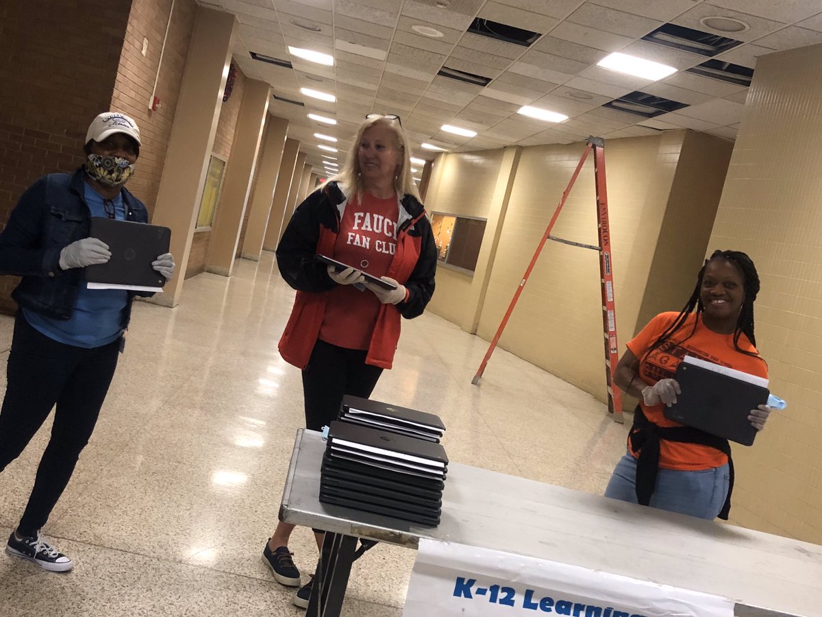 NPSchools_VA's tweet image. Monday’s rain didn’t keep @BTWBookers, #Granby, &amp;amp; @MauryHigh from kicking off NPS’ mobile device distribution efforts.

We are very happy to be bridging the digital divide for our students who have expressed a need for access to a device and/or the Internet.

#LearningInPlace