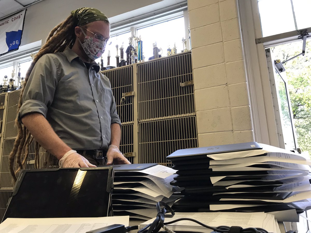 NPSchools_VA's tweet image. Monday’s rain didn’t keep @BTWBookers, #Granby, &amp;amp; @MauryHigh from kicking off NPS’ mobile device distribution efforts.

We are very happy to be bridging the digital divide for our students who have expressed a need for access to a device and/or the Internet.

#LearningInPlace