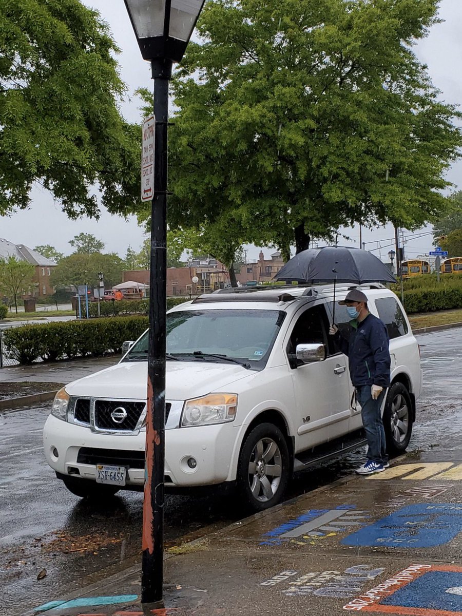 NPSchools_VA's tweet image. Monday’s rain didn’t keep @BTWBookers, #Granby, &amp;amp; @MauryHigh from kicking off NPS’ mobile device distribution efforts.

We are very happy to be bridging the digital divide for our students who have expressed a need for access to a device and/or the Internet.

#LearningInPlace